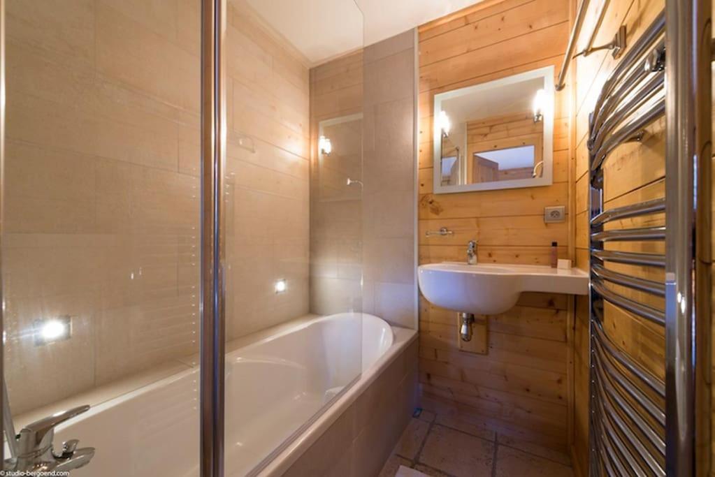 Cosy 4 Bedroom Chalet With Hot Tub Saint-Marcel  Exterior foto