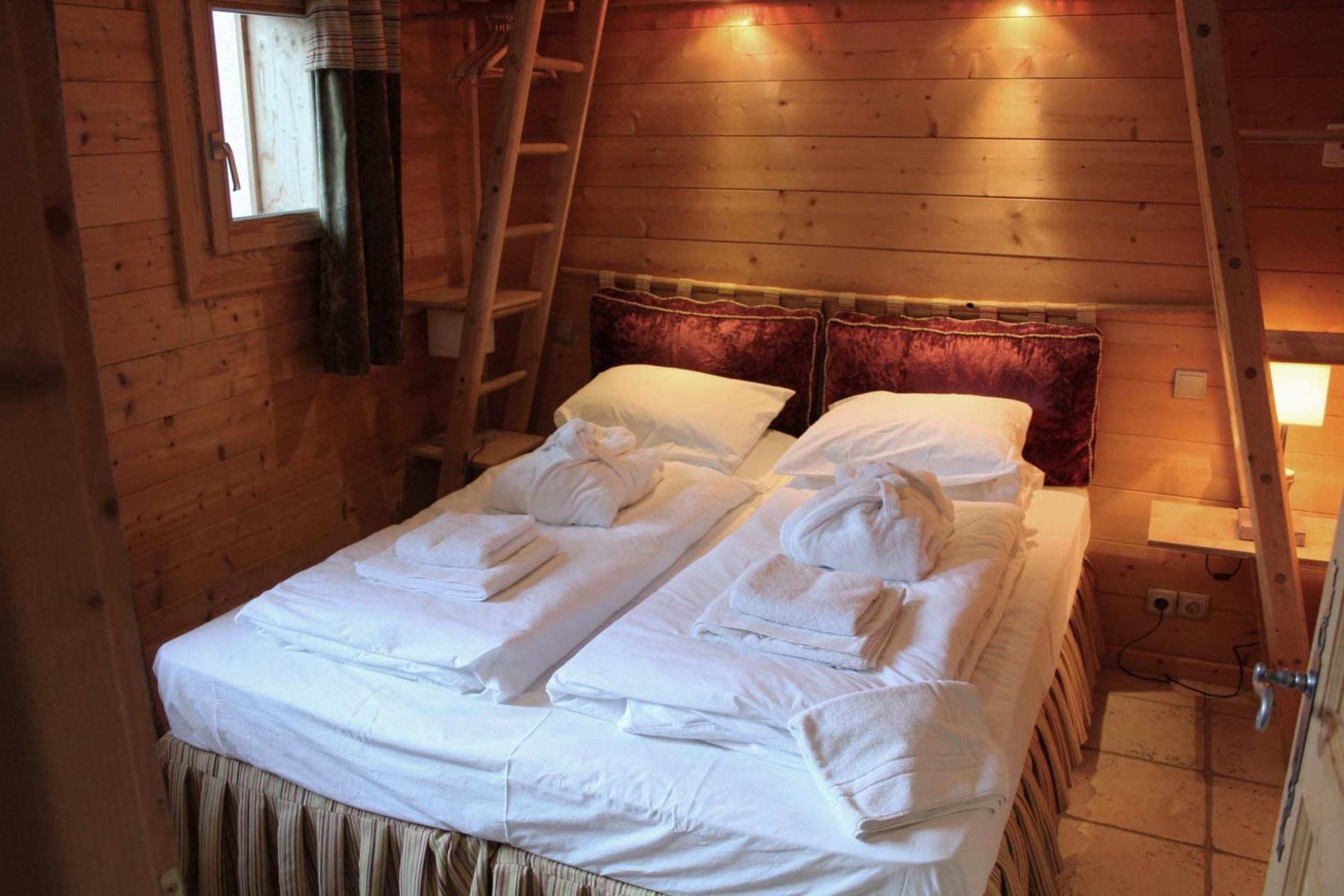 Cosy 4 Bedroom Chalet With Hot Tub Saint-Marcel  Exterior foto