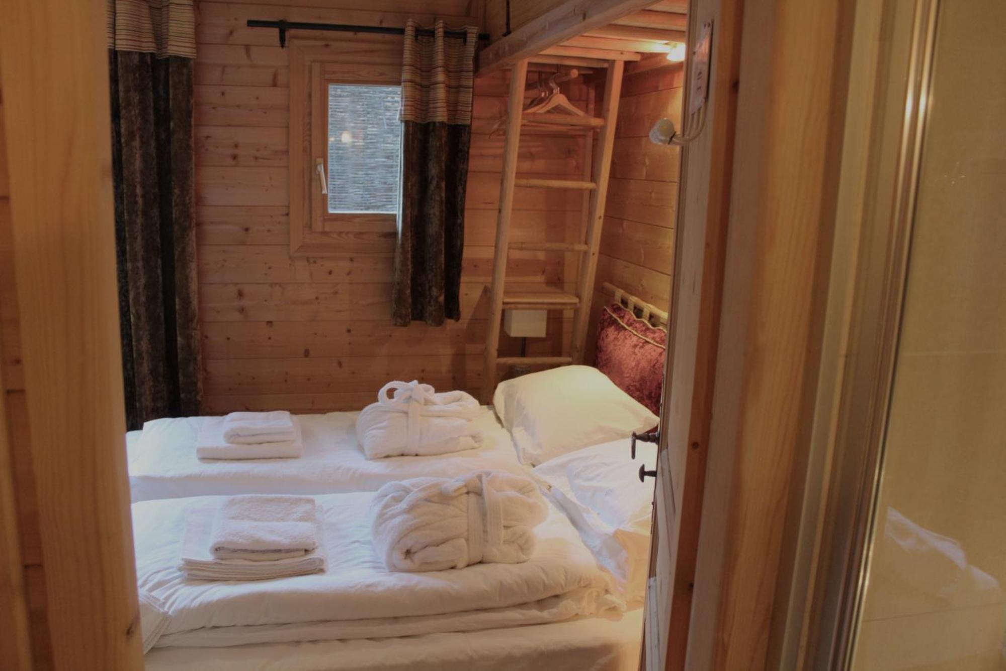 Cosy 4 Bedroom Chalet With Hot Tub Saint-Marcel  Exterior foto