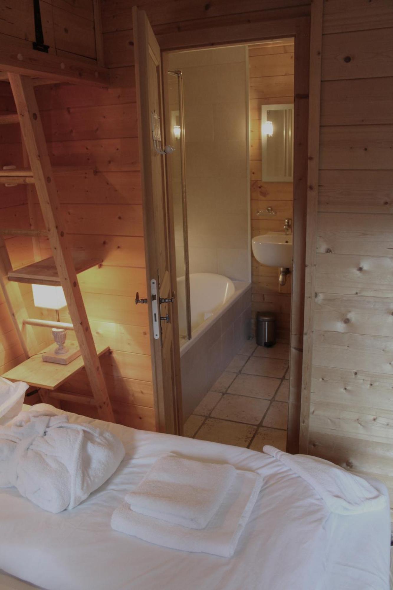 Cosy 4 Bedroom Chalet With Hot Tub Saint-Marcel  Exterior foto